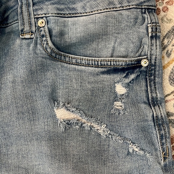 Distressed cutoff shorts - Picture 2 of 5